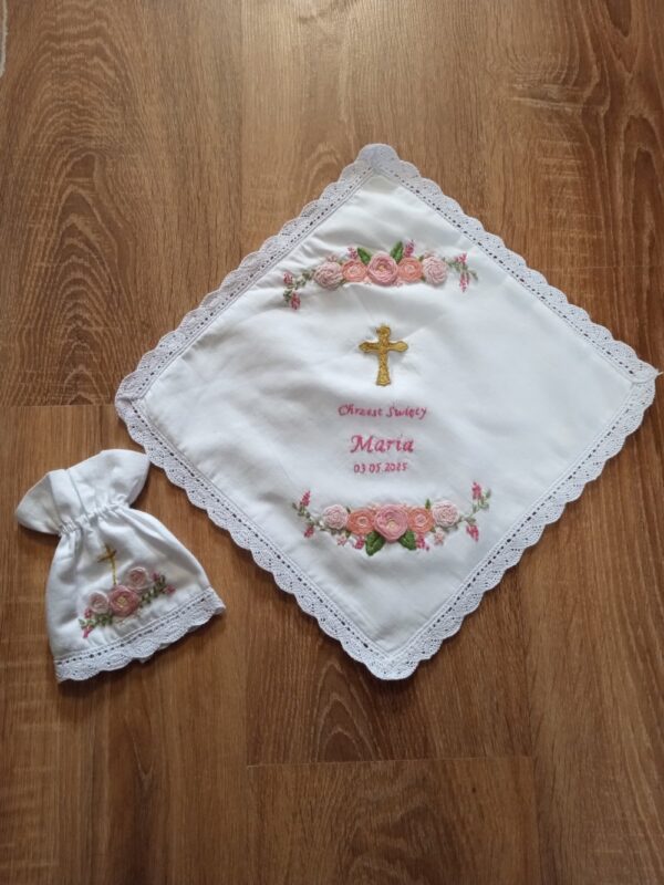 Szatka chrzcielna oraz osłonka na świecę haftowane ręcznie